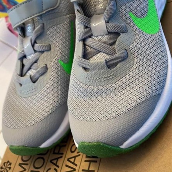 BRAND NEW boy Nike revolution grey velcro shoes size 11 C - Picture 8 of 10